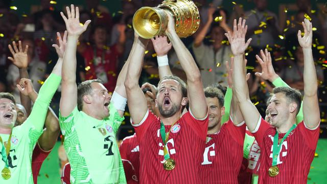 Antar Bayern Munchen Angkat Trofi DFB Pokal, Harry Kane: Saya Sangat Bangga dengan Tim Ini