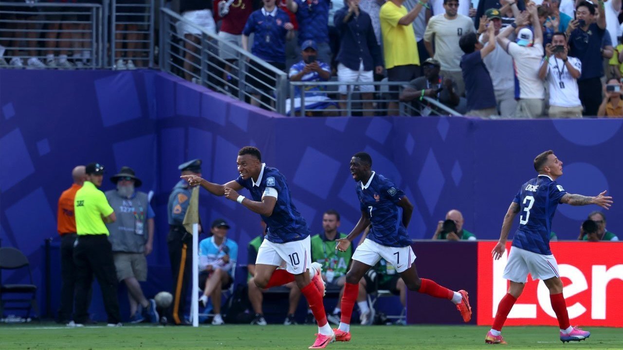 Kylian Mbappe Memburu Lionel Messi