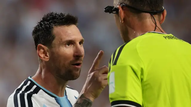 Ucapan Lionel Messi saat Adu Argumen dengan Wasit Joao Pinheiro Jadi Sorotan: Jangan Tidak Menghormati Saya!