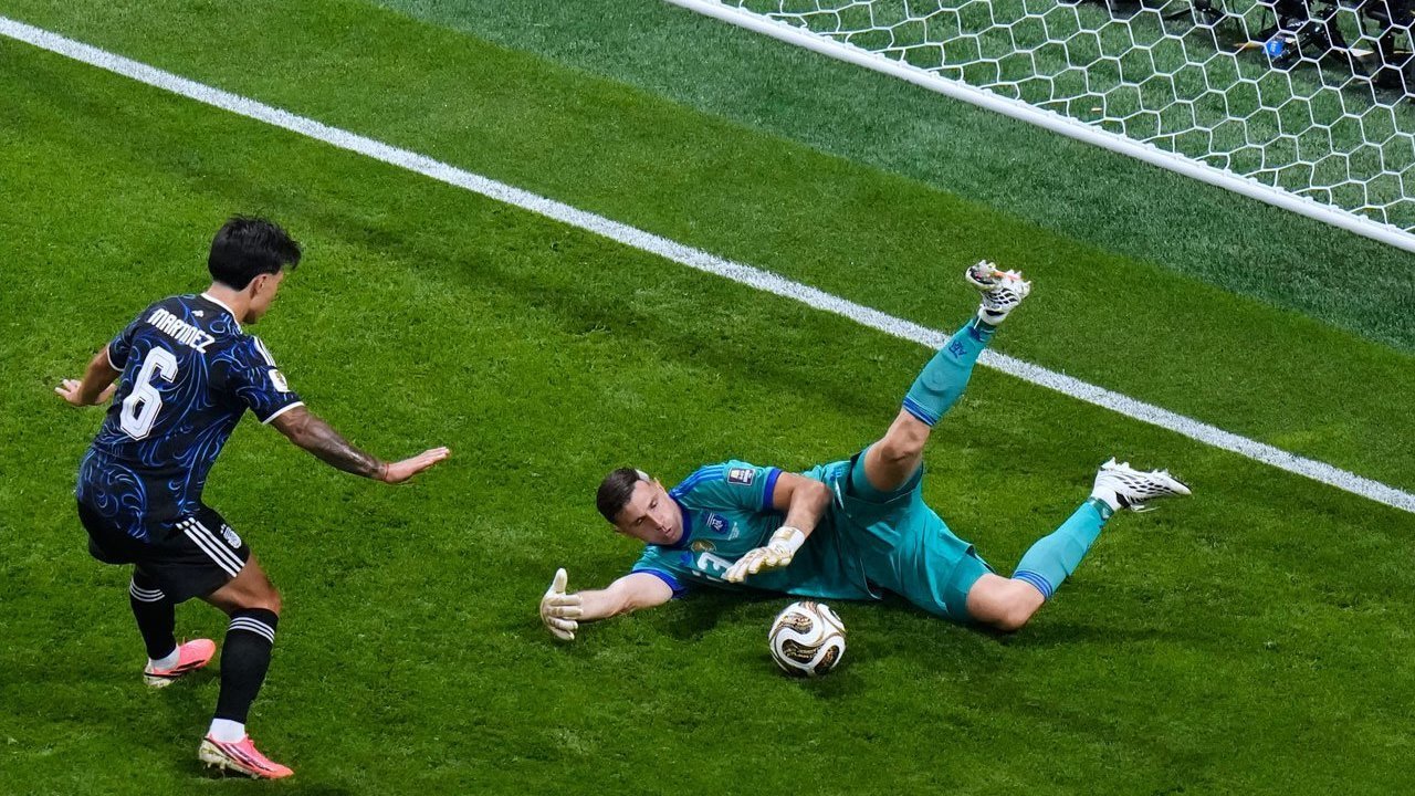 Emiliano Martinez Makin Sulit ke Juventus, Vicario dan Atubolu Masuk Radar