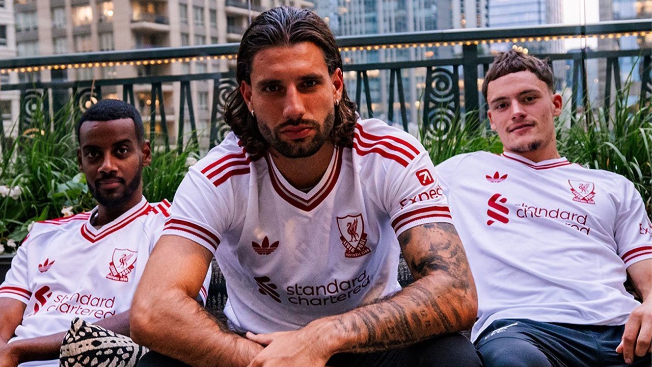 Liverpool Rilis Jersey Tandang 2026/2027 Bernuansa Klasik, Terinspirasi Era Keemasan