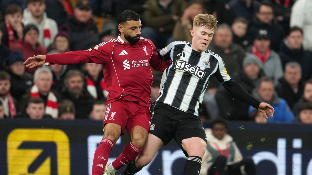 Manchester United Siapkan Tawaran untuk Bek Newcastle, Siap Tikung Barcelona di Bursa Transfer