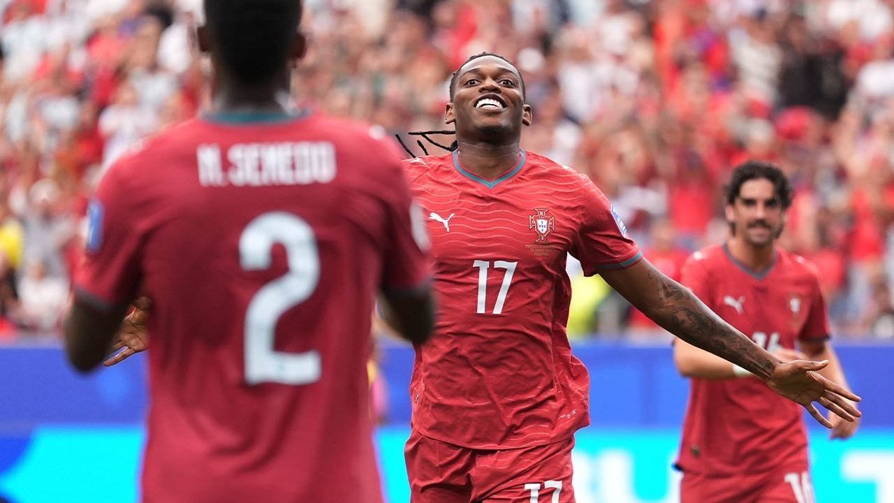 Saga Rafael Leao Memanas: AS Roma Muncul sebagai Jalan Keluar