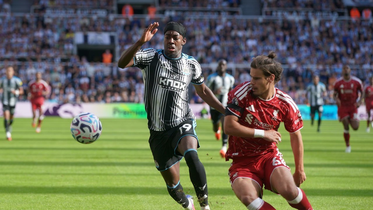 Hasil Newcastle vs Liverpool: Penalti Szoboszlai Selamatkan Muka The Reds di St James Park!