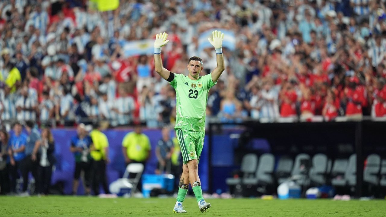 Chelsea Capai Kesepakatan Transfer Emiliano Martinez