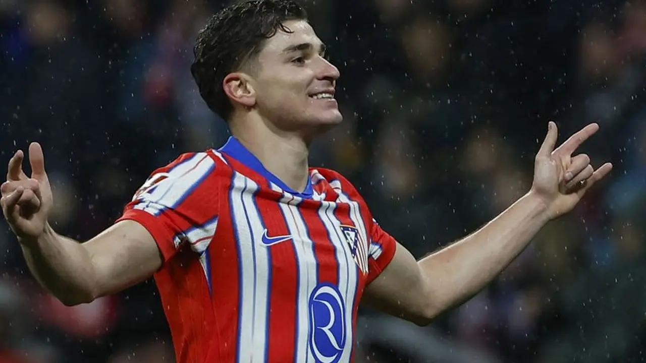 Atletico Madrid Bilang Tidak, Julian Alvarez Bisa Paksa Transfer ke Barcelona Lewat Aturan Ini
