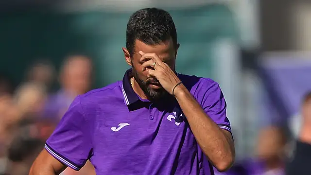 Fiorentina pecat Fabio Grosso setelah rentetan kekalahan tiga laga Serie A yang buruk meski menghabiskan €150 juta pada bursa transfer musim panas
